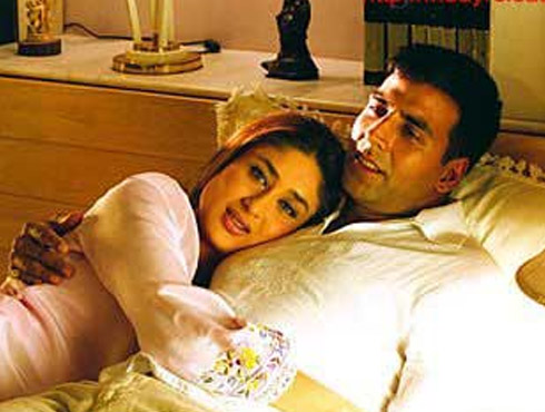 করিনা কপূরছবির নাম- এয়েতরাজদিদি করিশমার সঙ্গে কেরিয়ারের শুরুতে বহু ছবিতে অভিনয় করেছিলেন অক্ষয়। করিনাও কেরিয়ারের শুরুতে পেয়েছিলেননিয়েছিলেন অক্ষয়কে। তলাশ, এয়েতরাজ, আজনবী, কমবকত ইশক, টশন বহু হিট ছবিতে অক্ষয়কে পেয়েছেন করিনা।