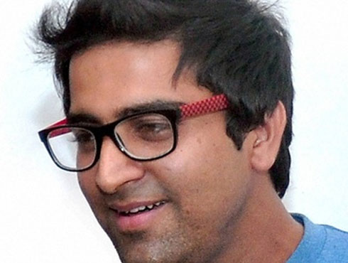 সন্দীপ আচারিয়াজন্ম-৪ ফেব্রুয়ারি, ১৯৮৪মৃত্যু-১৫ ডিসেম্বর, ২০১৩ইন্ডিয়ান আইডল টু-এর বিজয়ী সন্দীপ আচারিয়া। মাত্র ২৯ বছর বয়সে জন্ডিসে আক্রান্ত হয়ে শেষ হয়ে গেল জীবন। ইন্ডিয়ান আইডল জিতে আট থেকে আশির মন জয় করেছিলেন সন্দীপ। জেতার পরই বেরিয়েছিল প্রথম অ্যালবাম। মুক্তির অপেক্ষায় ছিল দ্বিতীয় অ্যালবাম। কিন্তু তার আগেই দূরারোগ্য ব্যাধি কেড়ে নিল তাঁর জীবন।