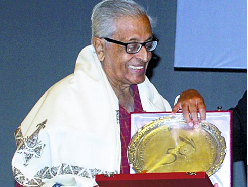 বরুণ দেজন্ম-৩০ অক্টোবর, ১৯৩২মৃত্যু-১৬ জুলাই, ২০১৩প্রখ্যাত ইতিহাসবিদ বরুণ দে। অষ্টদশ ও আষ্টদশ শতকের ভারতের সামাজিক ও অর্থনৈতিক ইতিহাসের বিশ্লেষক বাংলার নবজাগরণকে নতুন ভাবে চিনিয়েছিলেন ভারতবাসীর কাছে। ১৯৩২ সালের ৩০ অক্টোবর কলকতায় জন্ম হয় বরুণ দে-র। ইতিহাসের বিশ্লেষণের সঙ্গে সঙ্গে আরও নানাবিধ বিষয়ে সহজাত বিচরণ ছিল প্রেসিডেন্সি কলেজ ও অক্সফোর্ড বিশ্ববিদ্যালয়ের ছাত্র বরুণ দের। আইআইএম কলকাতার প্রোস্ট গ্যাজুয়েট প্রোগ্রামের প্রথম ভারতীয় ডিরেক্টর ছিলেন তিনি।