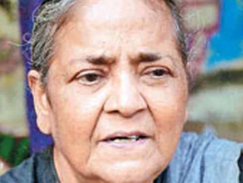 শানু লাহিড়িজন্ম-২৩ জানুয়ারি, ১৯২৮মৃত্যু-১ ফেব্রুয়ারি, ২০১৩কলকাতার অন্যতম জনপ্রিয় শিল্পী ছিলেন শানু লাহিড়ি। পাঁচ দশকেরও বেশি সময় ধরে এঁকেছেন বহু ছবি। কলকাতার পথশিশুদের উত্সাহিত করেছিলেন পথের দেওয়াল ছবি আঁকতে। বাইপাসের ধারে পরমা তাঁর বিখ্যাত কাজগুলোর একটি।
