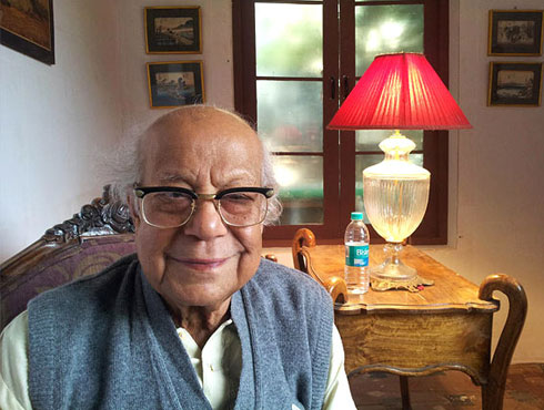 হারাধন বন্দ্যোপাধ্যায়জন্ম-৬ নভেম্বর, ১৯২৫মৃত্যু-৫ জানুয়ারি, ২০১৩প্রখ্যাত অভিনেতা হারাধন বন্দ্যোপাধ্যায়। মঞ্চ, ছোটপর্দা, বড়পর্দা সবক্ষেত্রেই ছিল অবাধ বিচরণ। ১৯৪৮ সালে দেবদূত ছবিতে প্রথম অভিনয়। উত্পল দত্ত, অহিন্দ্র চৌধুরী, ছবি বিশ্বাসের সঙ্গে কাজ করেছেন মঞ্চে। অভিনয় করেছেন মৃণাল সেন, সত্যজিত্ রায়ের ছবিতে। মহানগর, সীমাবদ্ধ, গুপি বাঘা ফিরে এল, জয়বাবা পেলুনাথ, সোনার কেল্লা তাঁর অভিনীত ছবিগুলোর মধ্যে অন্যতম। অভিনয় করেছেন হিন্দি ছবিতেও। আমৃত্যু অভিনয় করে গিয়েছেন। শেষ ছবি অনুরাগ বসু পরিচালিত বরফি।