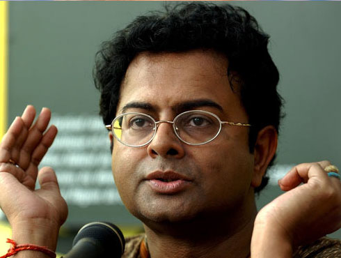 ঋতুপর্ণ ঘোষজন্ম-৩১ অগাস্ট, ১৯৬৩মৃত্যু-৩০ মে, ২০১৩হঠাত্ করেই এসেছিল মৃত্যুর খবর। ভারতীয় চলচ্চিত্র জগতে নেমে এসেছিল একরাশ অন্ধকার। বিশ্বের দরবারে সমাদৃত পরিচালক ঋতুপর্ণ চলে গেছেন অকালে। উনিশ বছরে উনিশ ছবি তৈরি করেছেন। পেয়েছন তেরোটি জাতীয় পুরস্কার। প্রথম ছবি হিরের আংটি। শেষ ছবি সত্যন্বেষী মুক্তি পায় মৃত্যুর পর।পরিচালনা থেকে উত্তরণ হয়েছিল অভিনয়েও। নিজের পুরুষ শরীরের ভিতরের নারী মনকে তুলে এনেছেন ছবির পর্দায়। শেষের দিকের তিনটি ছবি আর একটি প্রেমর গল্প, মেমোরিজ ইন মার্চ, চিত্রাঙ্গদায় নিজের কথাই বলতে চেয়েছেন তিনি। বিভিন্ন ছবির মধ্যে দিয়ে ধরেছেন মানুষের সম্পর্কের বিভিন্ন দিক। উনিশে এপ্রিল, তিতলি, বাড়িওয়ালি, শুভ মহরত্, আবহমান, রেনকোট, দ্য লাস্ট লিয়র, খেলা প্রতিটি ছবিই স্বতন্ত্র, প্রশংসিত।