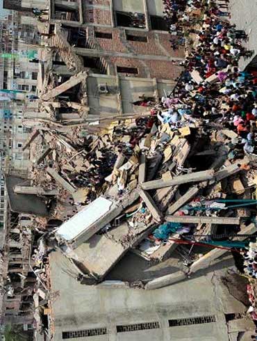 বাংলাদেশ বহুতল কাপড়ের কারখানা ভেঙে পড়া২৪ এপ্রিল ২০১৩-এ বাংলাদেশ এর ঢাকায়ে সাভার নামক জেলায় রানা প্লাজা নামে একটি বহুতল ভেঙে পরে। ১১২৯ জন মারা যান এবং আহত হয় ২৫১৫ জন । এর সঙ্গেই প্রকাশ্যে আসে এক ভয়াবহ সত্য। মানুষের দারিদ্র্যের সুযোগ নিয়ে অল্প পরিসর জায়গায় কীভাবে বহু সংখ্যাক শ্রমিককে কাপড়ের কারখানা গুলিতে কাজ করানো হয় বাংলাদেশে সামনে চলে আসে সেই সত্য।