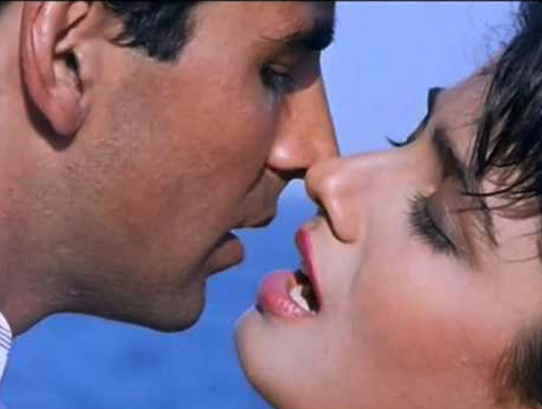 রবিনা টন্ডনছবির নাম- মোহরাঅক্ষয়-রবিনার প্রেম বলিউডের অন্যতম আলোড়ন তোলা প্রেম কাহিনি। মোহরা থেকেই সেই প্রেমর সূত্রপাত। তাঁদের ব্যক্তিগত সম্পর্কের রেশ টের পাওয়া গিয়েছে এই ছবির পরতে পরতে। এখান থেকেই তৈরি হয়েছিল অক্ষয়-রবিনার হিট জুটিও।