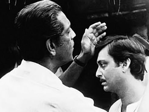 মানিক-পুলুর যুগলবন্দীসত্যজিৎ-সৌমিত্র যুগলবন্দী বাংলা চলচ্চিত্র জগতের অনন্য সম্পদ। এই দুই কিংবদন্তির অসাধারণ রসায়নের ফসল মোট ১৪টি সিনেমা, যার প্রতিটি এককভাবে সমৃদ্ধ করেছে বাংলা সিনেমার ইতিহাসকে।