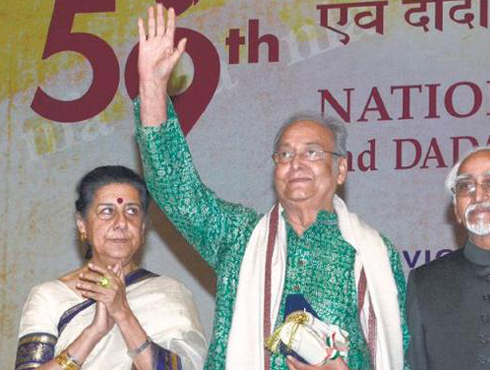 দখলে দাদা সাহেবপ্রবাদপ্রতিম অভিনেতা সৌমিত্র চট্টোপাধ্যায় ভূষিত হয়েছেন একাধিক দেশি-বিদেশি সম্মানে। ফ্রান্স সরকারের কাছ থেকে সে দেশের শিল্পের সর্বোচ্চ সম্মান