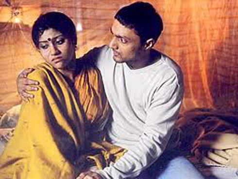 মীনাক্ষী আইয়ার ও রাজা চৌধুরীপরিণত ভালবাসার অন্য রূপের আখ্যান নিয়ে `মিস্টার এন্ড মিসেস আইয়ার` ২২০২ সালে আমাদের সামনে উপস্থিত হয়েছিল। দাঙ্গার মধে কার্ফু বিদ্ধস্ত উত্তরবঙ্গে এক বিবাহিত হিন্দু দক্ষিণ ভারতীয় যুবতীর সঙ্গে এক বাঙালি মুসলিম যুবকের না বলা গভীর ভালবাসার তিনটে দিন। মীনাক্ষি আর রাজার চরিত্রে কঙ্কনা আর রাহুল বোস অনন্য।