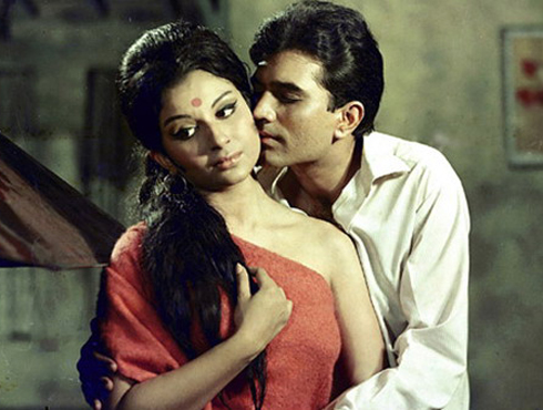 অরুণ বর্মা এবং বন্দনা`রূপ তেরা মস্তানা...`। বলিউডি সিনেমা জগতের সম্ভবত সর্বকালের সেরা সেনসুয়াস প্রেমের গা্ন। শক্তি সামন্তের `আরাধনা`-তে সুপুরুষ রাজেশ খান্না আর সুন্দরী শর্মিলা ঠাকুরের অনবদ্য যুগলবন্দী ষাটের দশকে হৈইচৈই ফেলে দিয়েছিল ভারতীয় দর্শককুলের মধ্যে। এয়ার ফোর্স অফিসার অরুণ বর্মা আর বন্দনার সাহসী প্রেম একলাফে সাবালকত্বের দরজায় পোঁছে দিয়েছিল হিন্দি সিনেমাকে।