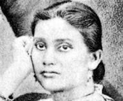 কাদম্বিনী গাঙ্গুলিভারতের প্রথম মহিলা ডাক্তার। প্রথম মহিলা হিসাবে কলকাতা বিশ্ববিদ্যালয়ের প্রবেশিকা পরীক্ষায় দ্বিতীয় শ্রেনীতে পাস করেন । তাঁর দ্বারাই প্রভাবিত হয়ে বেথুন কলেজ প্রথম এফএ (ফার্স্ট আর্টস) এবং তারপর অন্যান্য স্নাতক শ্রেনী আরম্ভ করে। কাদম্বিনী এবং চন্দ্রমুখী বসু বেথুন কলেজের প্রথম গ্র্যাজুয়েট হয়েছিলেন ১৮৮৩ খ্রিস্টাব্দে । তাঁরা বিএ পাস করেছিলেন । তাঁরা ছিলেন ভারতে এবং সমগ্র ব্রিটিশ সাম্রাজ্যের প্রথম মহিলা গ্র্যাজুয়েট ।এরপর কাদম্বিনী সিদ্ধান্ত নেন যে তিনি ডাক্তারি পড়বেন । কিন্তু ফাইনাল পরীক্ষায় সমস্ত বিষয়ে কৃতিত্বের সঙ্গে পাস করলেও একটি প্র্যাকটিকাল বিষয়ে সংশ্লিষ্ট শিক্ষক ইচ্ছা করে কাদম্বিনীকে ফেল করিয়ে দেন। কারণ সেই শিক্ষক বিশ্বাস করতেন বিজ্ঞান পড়লে মেয়েদের নারীত্ব নষ্ট হয়। কিন্তু এতেও দমে যাননি কাদম্নিনী। ১৮৯২ খ্রিস্টাব্দে বিলেত যান । এক বছর পরে এল আর সি পি (এডিনবরা), এল আর সি এস (গ্লাসগো) এবং ডি এফ পি এস (ডাবলিন) উপাধি নিয়ে দেশে ফেরেন ।আমৃত্যু তিনি সাফল্যের সঙ্গে ডাক্তারি করে গেছেন। ছিলেন কংগ্রেসের প্রথম মহিলা বক্তা। ভারতের অহিংস আন্দোলনের সক্রিয় সদস্য ছিলেন এই বিদূষী মহিলা।