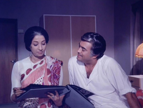 আঁধি (১৯৭৫)পরিচালক-গুলজার। প্রাক্তন স্বামীর প্রেমে আরও একবার পড়লেও নিজের রাজনৈতিক স্বার্থে পুণরায় সংসার পাতার স্বপ্ন পরিত্যাগ করেন এক নারী। সুচিত্রা সেনের অভিনয় চিরস্মরণীয়।