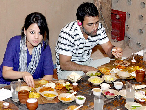 ভারতীয় অধিনায়ক যখন বাংলার জামাইসাক্ষী থাকুক এই পৃথিবী যে ভারতীয় ক্রিকেটের ধোনিরব মাহি কলকাতার জামাই। নিউ আলিপুরে ধোনির শ্বশুরবাড়িতে আজ বেশ উত্সবের আবহ। আচ্ছা ইংল্যান্ড থেকে মাহি উড়ে আসবেন না তো! সে যাই হোক ফিক্স হোক না জামাই ধোনির জন্য আজ মাহি বে...