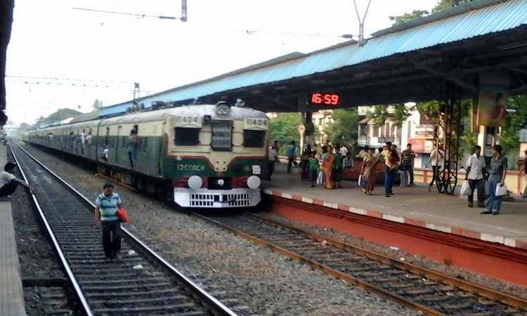 মাঝেরহাট রেল ইয়ার্ডের কাছে লাইনচ্যুত হল EMU ট্রেন মাঝেরহাট রেল ইয়ার্ডের কাছে লাইনচ্যুত হল EMU ট্রেন