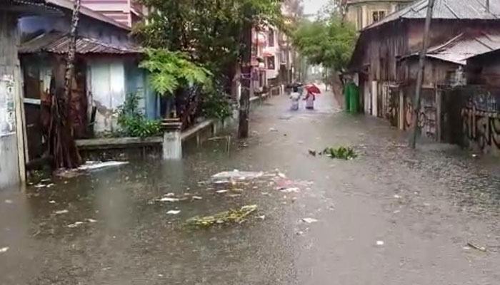 বৃষ্টি কমেছে কিন্তু এখনও ভয়ঙ্কর তোর্সা বৃষ্টি কমেছে কিন্তু এখনও ভয়ঙ্কর তোর্সা