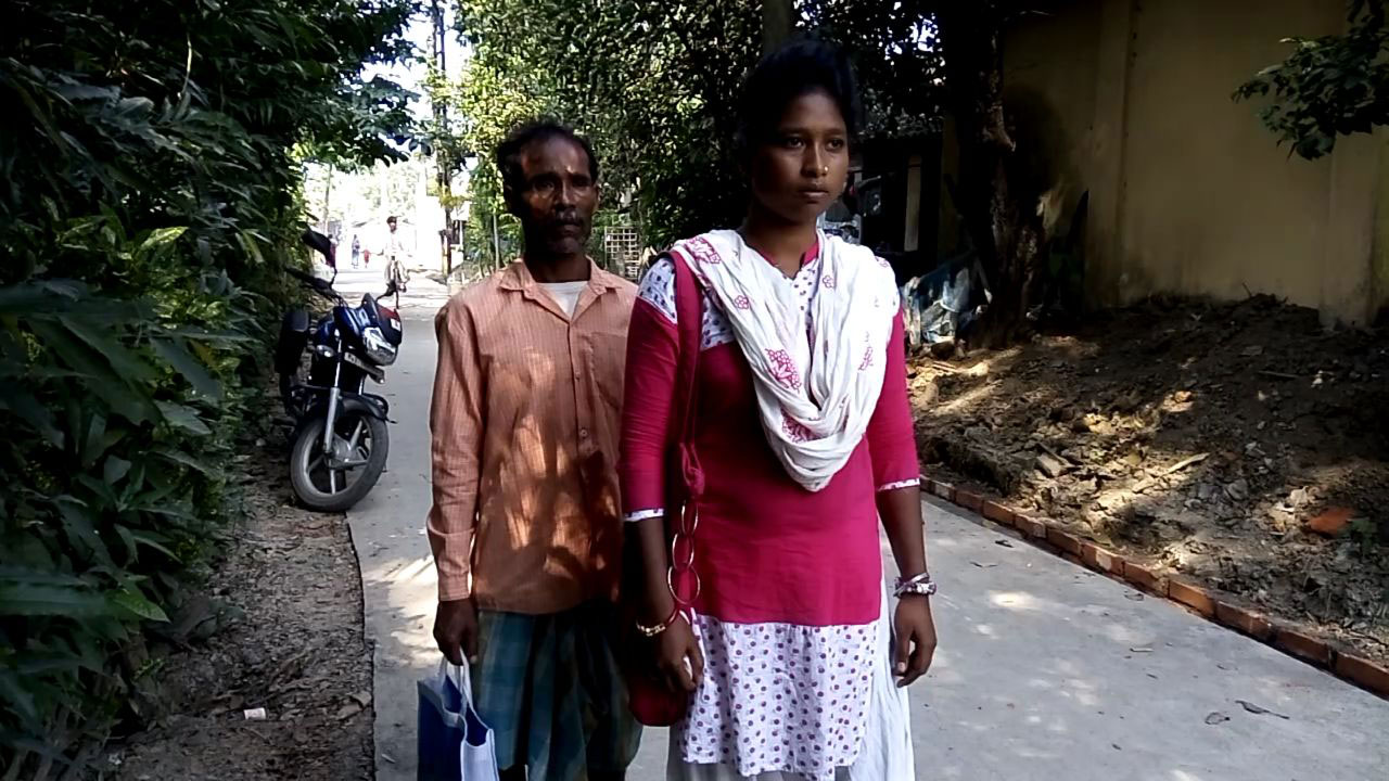 ভিনধর্মে বিয়ে করেছে মেয়ে; গ্রামের মোড়লদের অত্যাচারে ঘরছাড়া বাবা ভিনধর্মে বিয়ে করেছে মেয়ে; গ্রামের মোড়লদের অত্যাচারে ঘরছাড়া বাবা