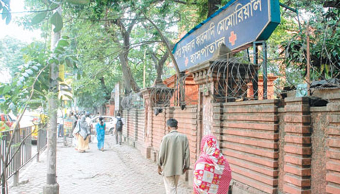 এসএসকেএম-এ গোষ্ঠী সংঘর্ষ এসএসকেএম-এ গোষ্ঠী সংঘর্ষ