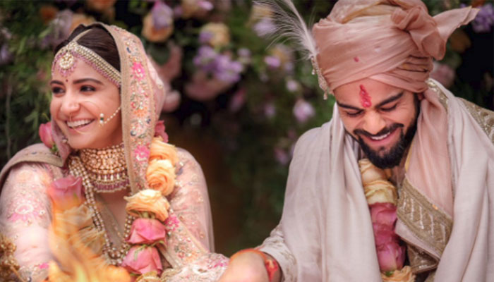 বিরাটকে 'স্মোকস অ্যান্ড হুইস্কি' উপহার শ্বশুর অজয় কুমার শর্মার বিরাটকে 'স্মোকস অ্যান্ড হুইস্কি' উপহার শ্বশুর অজয় কুমার শর্মার