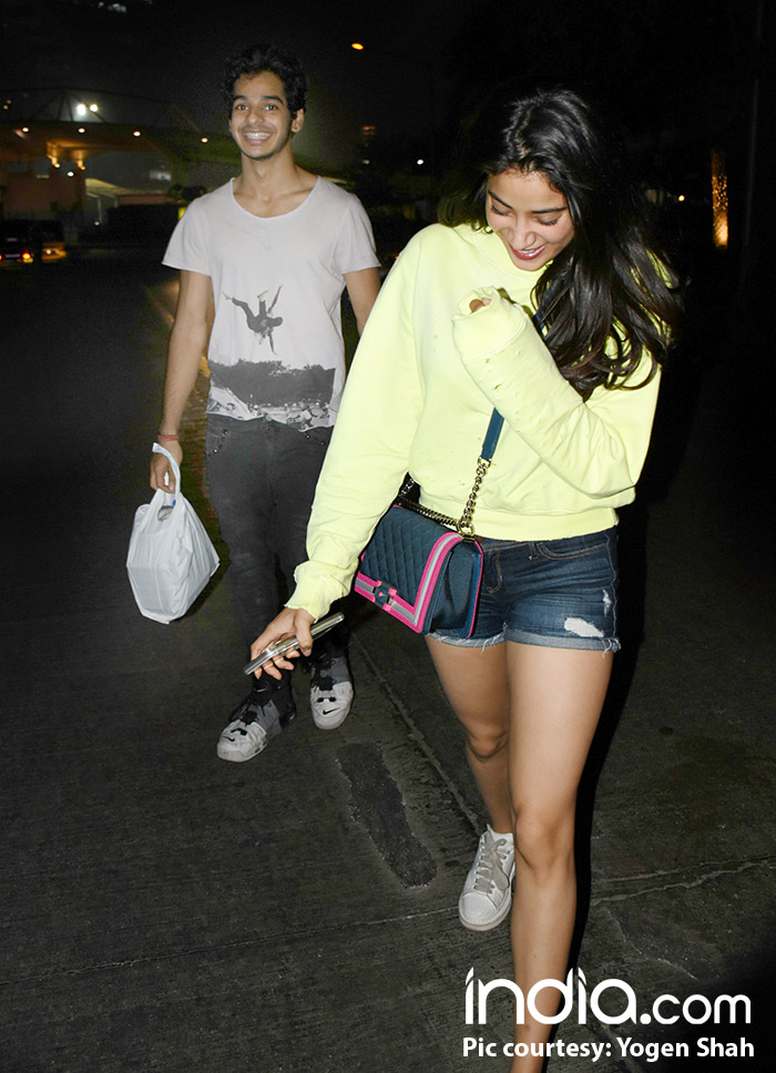 Ishaan Khatter And Janhvi Kapoor Really In Love? 3 রিয়েল লাইফেও ঘনিষ্ঠ ঈশান-জাহ্নবী?