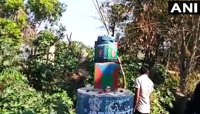 মেরঠে ভাঙা হল আম্বেদকরের মূর্তি, রাস্তায় নেমে বিক্ষোভ দলিতদের মেরঠে ভাঙা হল আম্বেদকরের মূর্তি, রাস্তায় নেমে বিক্ষোভ দলিতদের