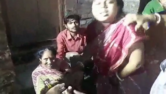 রাতের অন্ধকারে স্কুলের ভিতরে 'মধুচক্র'! রাতের অন্ধকারে স্কুলের ভিতরে 'মধুচক্র'!