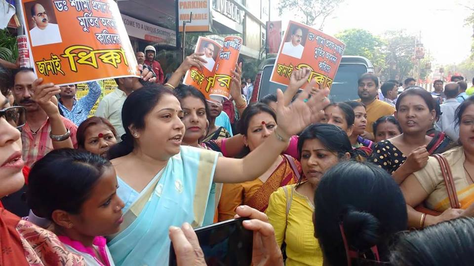 দুগ্ধাভিষেক ঘিরে ধুন্ধুমার, কেওড়াতলা মহাশ্মশানে বিজেপি-তৃণমূলের সংঘর্ষ দুগ্ধাভিষেক ঘিরে ধুন্ধুমার, কেওড়াতলা মহাশ্মশানে বিজেপি-তৃণমূলের সংঘর্ষ