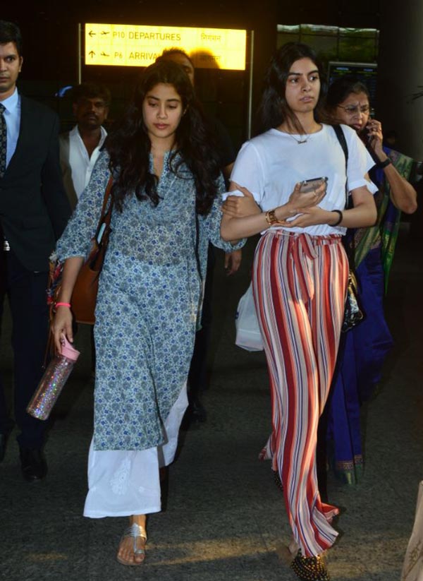 Janhvi Kapoor holds on to Khushi’s arm tightly as they return from Chennai, post Sridevi’s final prayer meet 2 মায়ের স্মরণসভা শেষে মুম্বই ফিরল প্রয়াত শ্রীদেবীর দুই কন্যা