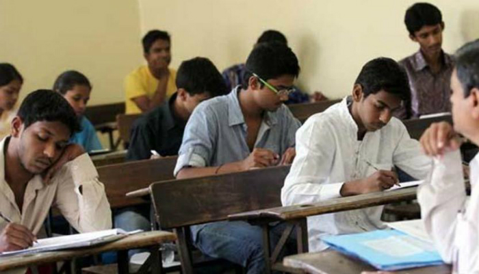ঝাড়ুদার নিয়োগ পরীক্ষায় 'পিএইচডি'-র প্রশ্ন ঝাড়ুদার নিয়োগ পরীক্ষায় 'পিএইচডি'-র প্রশ্ন