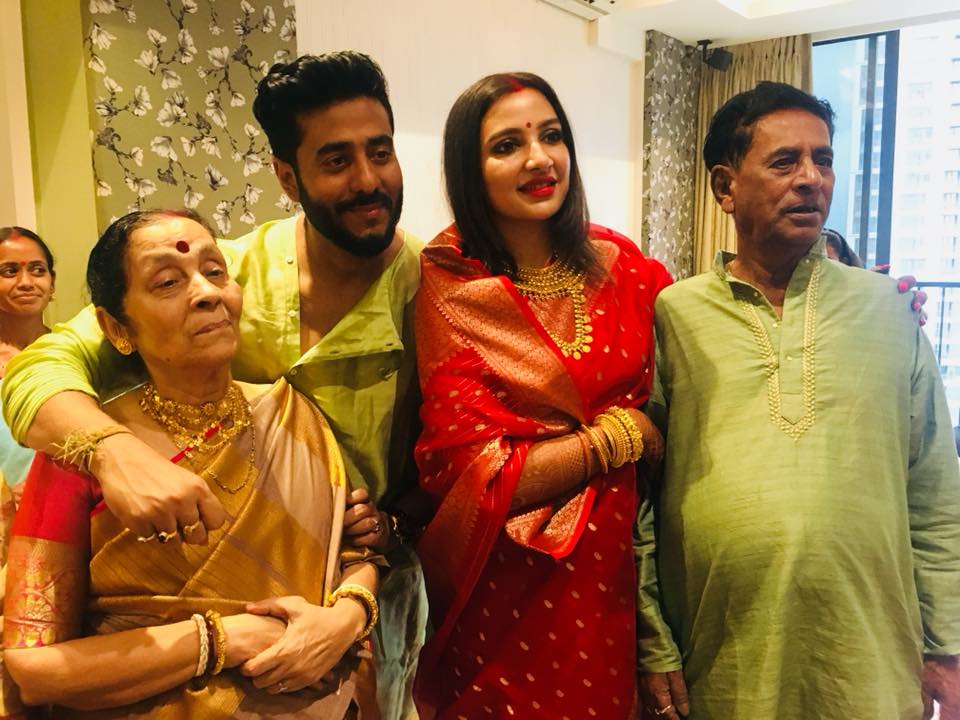 Watch 2 important lady in Raj Chakrabarty's life 123 রাজের জীবনের ২ 'লিডিং লেডি', শুভশ্রী আর কে?