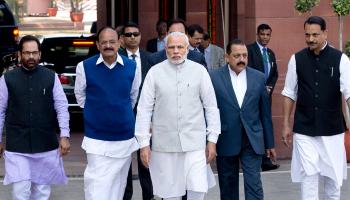 নোট ব্যান বিতর্কের পর প্রথমবার সংসদে এলেন প্রধানমন্ত্রী মোদী, পণ্ড লোকসভা নোট ব্যান বিতর্কের পর প্রথমবার সংসদে এলেন প্রধানমন্ত্রী মোদী, পণ্ড লোকসভা