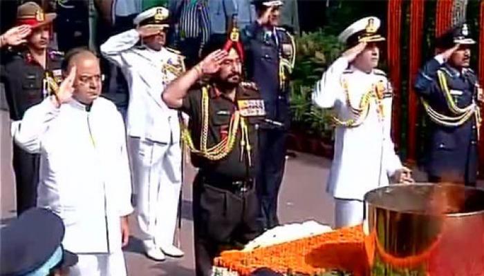 কার্গিল দিবসে ইন্ডিয়া গেটে শহীদ সেনাদের প্রতি শ্রদ্ধার্ঘ অর্পণ করলেন অরুণ জেটলি কার্গিল দিবসে ইন্ডিয়া গেটে শহীদ সেনাদের প্রতি শ্রদ্ধার্ঘ অর্পণ করলেন অরুণ জেটলি