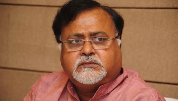 শিক্ষামন্ত্রীর দাবি ঘিরে বিতর্ক, বহিরাগতর সংজ্ঞা নিয়ে উঠছে প্রশ্ন শিক্ষামন্ত্রীর দাবি ঘিরে বিতর্ক, বহিরাগতর সংজ্ঞা নিয়ে উঠছে প্রশ্ন