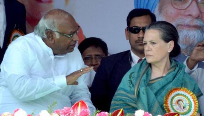 সংসদের ফার্স্ট বেঞ্চে জায়গা পেলেন কংগ্রেসের মাত্র ২ জন সংসদের ফার্স্ট বেঞ্চে জায়গা পেলেন কংগ্রেসের মাত্র ২ জন