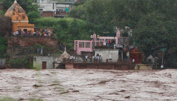উদ্ধারকাজ নিয়ে বন্যা বিধ্বস্ত জম্মু-কাশ্মীরে বাড়ছে ক্ষোভ, মৃত ২১৫, এখনও আটক লক্ষাধিক উদ্ধারকাজ নিয়ে বন্যা বিধ্বস্ত জম্মু-কাশ্মীরে বাড়ছে ক্ষোভ, মৃত ২১৫, এখনও আটক লক্ষাধিক