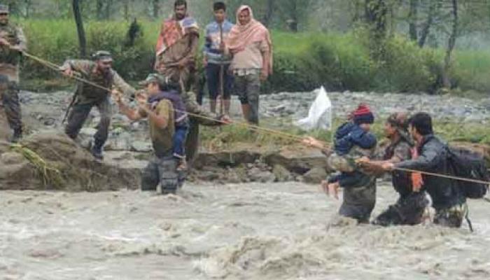 ধীরে ধীরে স্বাভাবিক হচ্ছে বন্যা বিধ্বস্ত ভূস্বর্গের যোগাযোগ ব্যবস্থা ধীরে ধীরে স্বাভাবিক হচ্ছে বন্যা বিধ্বস্ত ভূস্বর্গের যোগাযোগ ব্যবস্থা