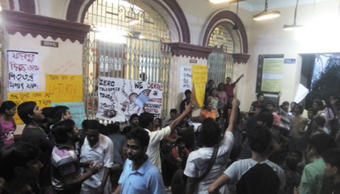 মধ্যরাতে লাঠিচার্জ, প্রতিবাদ মিছিলে নজিরবিহীন ঘটনার সাক্ষী রইল যাদবপুর বিশ্ববিদ্যালয় মধ্যরাতে লাঠিচার্জ, প্রতিবাদ মিছিলে নজিরবিহীন ঘটনার সাক্ষী রইল যাদবপুর বিশ্ববিদ্যালয়