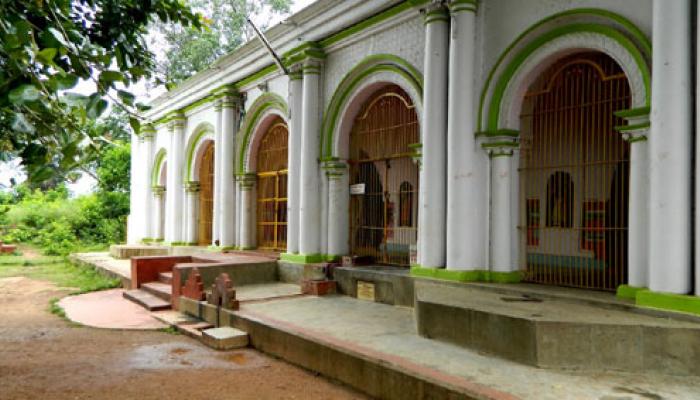 পাহাড়ের ওপর কামানের তোপধ্বনিতে শুরু হল বিষ্ণুপুরের মৃন্ময়ী দেবীর পুজো পাহাড়ের ওপর কামানের তোপধ্বনিতে শুরু হল বিষ্ণুপুরের মৃন্ময়ী দেবীর পুজো