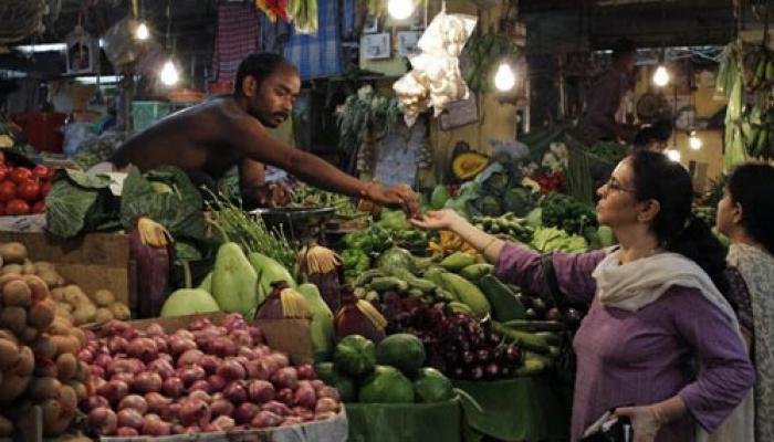 হুদহুদের জেরে আগুন বাজারে বাঙালির নাভিশ্বাস হুদহুদের জেরে আগুন বাজারে বাঙালির নাভিশ্বাস