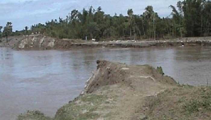 হাওড়ার ঘুসুড়ির বিস্তীর্ণ এলাকা জুরে শুরু গঙ্গার ভাঙন হাওড়ার ঘুসুড়ির বিস্তীর্ণ এলাকা জুরে শুরু গঙ্গার ভাঙন