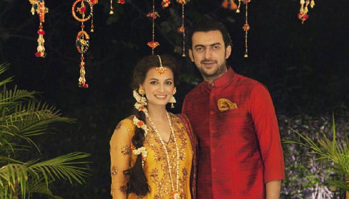 মেহন্দির ছবি টুইট করে বিয়ের কাউন্টডাউন শুরু করলেন দিয়া মেহন্দির ছবি টুইট করে বিয়ের কাউন্টডাউন শুরু করলেন দিয়া