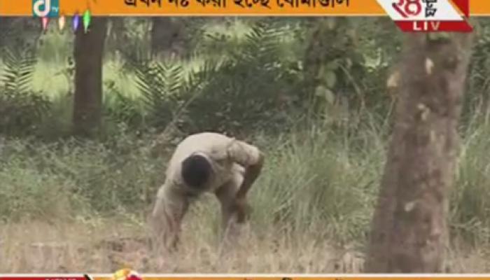স্বাস্থ্যকেন্দ্র থেকে উদ্ধার বোমা নষ্ট করছে পুলিস, ওসির ওপর হামলার ঘটনায় গ্রেফতারত ৫ স্বাস্থ্যকেন্দ্র থেকে উদ্ধার বোমা নষ্ট করছে পুলিস, ওসির ওপর হামলার ঘটনায় গ্রেফতারত ৫