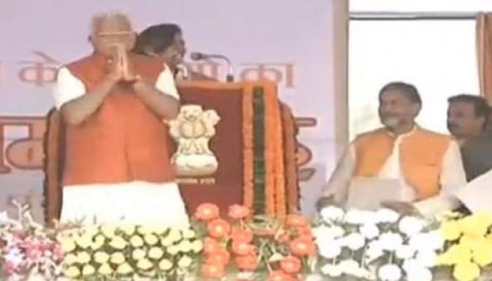 হরিয়ানার প্রথম বিজেপি মুখ্যমন্ত্রী হিসাবে শপথ নিলেন মনোহরলাল খাট্টার হরিয়ানার প্রথম বিজেপি মুখ্যমন্ত্রী হিসাবে শপথ নিলেন মনোহরলাল খাট্টার