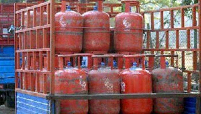রাজ্য জুড়ে LPG সঙ্কট চরমে, গৃহস্থের কপালে ভাঁজ রাজ্য জুড়ে LPG সঙ্কট চরমে, গৃহস্থের কপালে ভাঁজ
