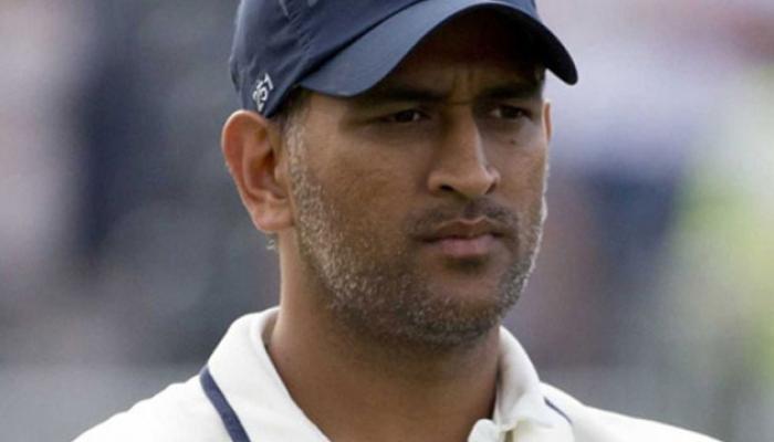 ''ধাওয়ানকে ছুরি দিয়ে কুপিয়েছিল কোহলি'', ধোনির ব্যঙ্গে চমকাল মিডিয়া ''ধাওয়ানকে ছুরি দিয়ে কুপিয়েছিল কোহলি'', ধোনির ব্যঙ্গে চমকাল মিডিয়া