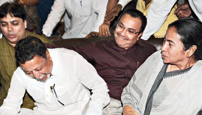 মুকুলের পালা, কবে যাবেন? কী বলবেন? জল্পনা তুঙ্গে, পাশে আছেন দিদি মুকুলের পালা, কবে যাবেন? কী বলবেন? জল্পনা তুঙ্গে, পাশে আছেন দিদি