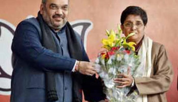 কিরণ বেদীকে দিল্লির মুখ্যমন্ত্রী পদপ্রার্থী হিসাবে ঘোষণা করল বিজেপি কিরণ বেদীকে দিল্লির মুখ্যমন্ত্রী পদপ্রার্থী হিসাবে ঘোষণা করল বিজেপি