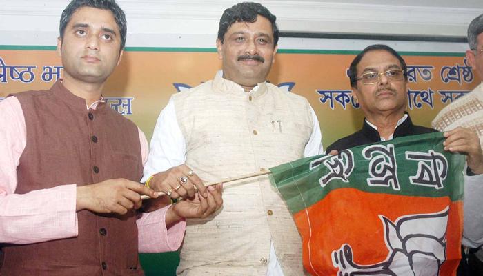 বড়মার নির্দেশ বনাম ছোটকর্তার অনুরোধ, বনগাঁ দখলে মতুয়া ভোট নিয়ে টানাটানি বিজেপি-তৃণমূলে বড়মার নির্দেশ বনাম ছোটকর্তার অনুরোধ, বনগাঁ দখলে মতুয়া ভোট নিয়ে টানাটানি বিজেপি-তৃণমূলে