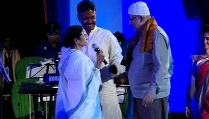 পাশে এলেন সুমন, মহাসম্মানে কাছে টানলেন মমতা পাশে এলেন সুমন, মহাসম্মানে কাছে টানলেন মমতা