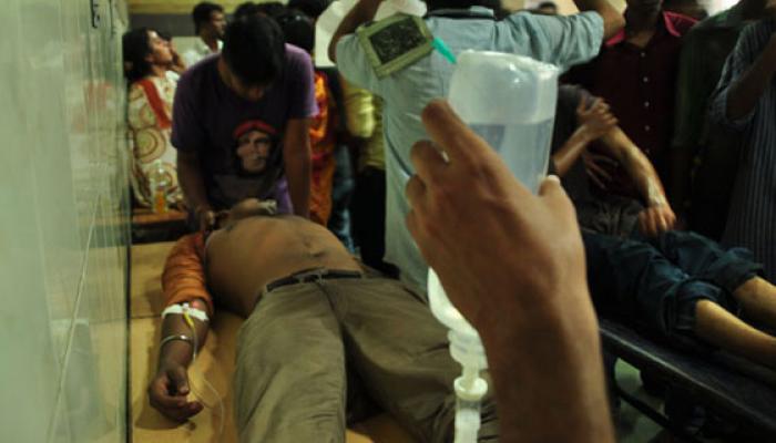 লাঠির জবাব গোলাপে, পুলিসি তাণ্ডবের প্রতিবাদে অভিনব প্রতিবাদ এসএফআই-এর লাঠির জবাব গোলাপে, পুলিসি তাণ্ডবের প্রতিবাদে অভিনব প্রতিবাদ এসএফআই-এর