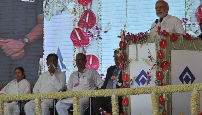 নয়া বন্ধুত্বের গন্ধে ম-ম আসানসোলের মঞ্চে, সুর মিলিয়ে একতার বার্তা নয়া বন্ধুত্বের গন্ধে ম-ম আসানসোলের মঞ্চে, সুর মিলিয়ে একতার বার্তা