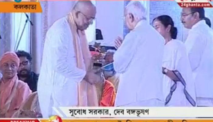 তারকা খচিত বঙ্গ পুরস্কারের মঞ্চে সম্মানিত সুমন-সুবোধ তারকা খচিত বঙ্গ পুরস্কারের মঞ্চে সম্মানিত সুমন-সুবোধ