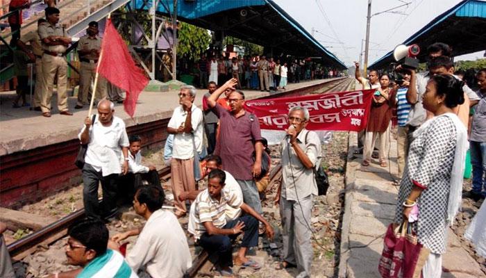 বন্ধ কারখানা খোলা সহ ছয় দফা দাবিতে রেল অবরোধ শ্রমিকদের বন্ধ কারখানা খোলা সহ ছয় দফা দাবিতে রেল অবরোধ শ্রমিকদের